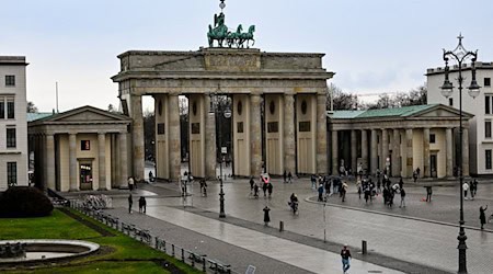 Die Demonstranten, die zum "Friedensmarsch" in Berlin erwartet werden, wollen sich am Brandenburger Tor sammeln. (Archivfoto) / Foto: Jens Kalaene/dpa