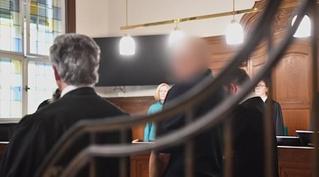 Ein Anästhesist steht rund fünf Jahre nach dem Tod einer Patientin vor dem Berliner Landgericht. Der Mediziner soll einen Atem- und Herzstillstand nicht sofort bemerkt haben. Minutenlang sei die 59-Jährige ohne Sauerstoffversorgung geblieben. / Foto: Paul Zinken/dpa
