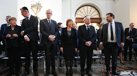 Zur Beisetzung von Margot Friedländer kamen zahlreiche prominente Gäste.      / Foto: Kay Nietfeld/dpa Pool/dpa