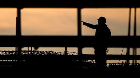 Die Suche nach Arbeitskräften ist eine große Herausforderung für Unternehmen in Ostdeutschland, wie die Umfrage ergibt. (Symbolbild) / Foto: Julian Stratenschulte/dpa