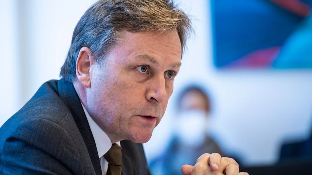 Der Präsident der Universität Potsdam, Oliver Günther, beklagt eine Wissenschaftsskepsis in der Gesellschaft. (Archivbild)  / Foto: Christophe Gateau/dpa