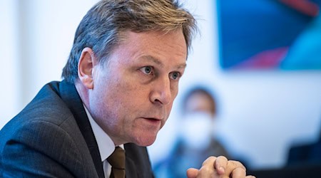 Der Präsident der Universität Potsdam, Oliver Günther, beklagt eine Wissenschaftsskepsis in der Gesellschaft. (Archivbild)  / Foto: Christophe Gateau/dpa