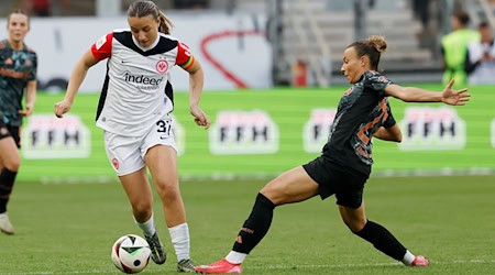Kann mit dem Ball umgehen: Tanja Pawollek weist bereits 155 Einsätze in der Bundesliga auf. / Foto: Heiko Becker/dpa