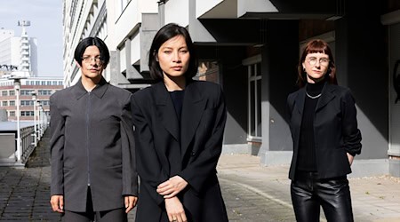 Von links nach rechts: die Künstlerinnen Henrike Naumann und Sung Tieu neben der Kuratorin Kathleen Reinhardt. / Foto: Victoria Tomaschko/Institut für Auslandsbeziehungen/dpa