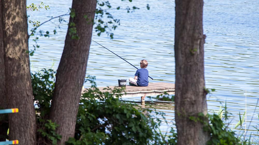 Das Angeln erfreut sich in Brandenburg weiterhin großer Beliebtheit. (Symbolbild) / Foto: Jens Büttner/dpa-Zentralbild/dpa