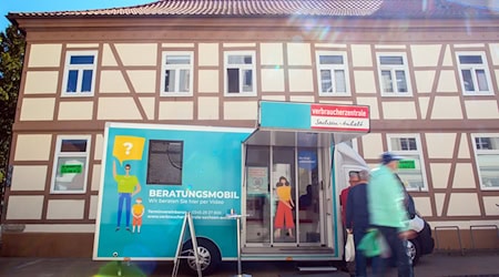 In Brandenburg ist die mobile Verbraucherzentrale längst etabliert. In Sachsen-Anhalt, hier in Burg bei Magdeburg, startete sie Anfang 2025. / Foto: Klaus-Dietmar Gabbert/dpa