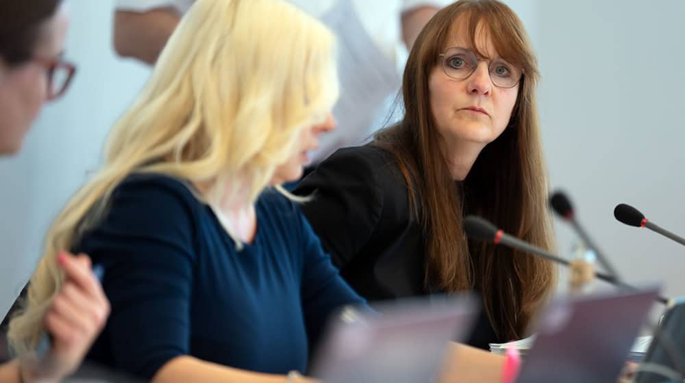 Brandenburgs Innenministerin Katrin Lange (SPD, rechts) hat mit der Entlassung des Verfassungsschutzchefs politischen Streit ausgelöst und muss Kritik hinnehmen.  / Foto: Sören Stache/dpa