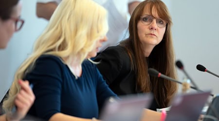 Brandenburgs Innenministerin Katrin Lange (SPD, rechts) hat mit der Entlassung des Verfassungsschutzchefs politischen Streit ausgelöst und muss Kritik hinnehmen.  / Foto: Sören Stache/dpa