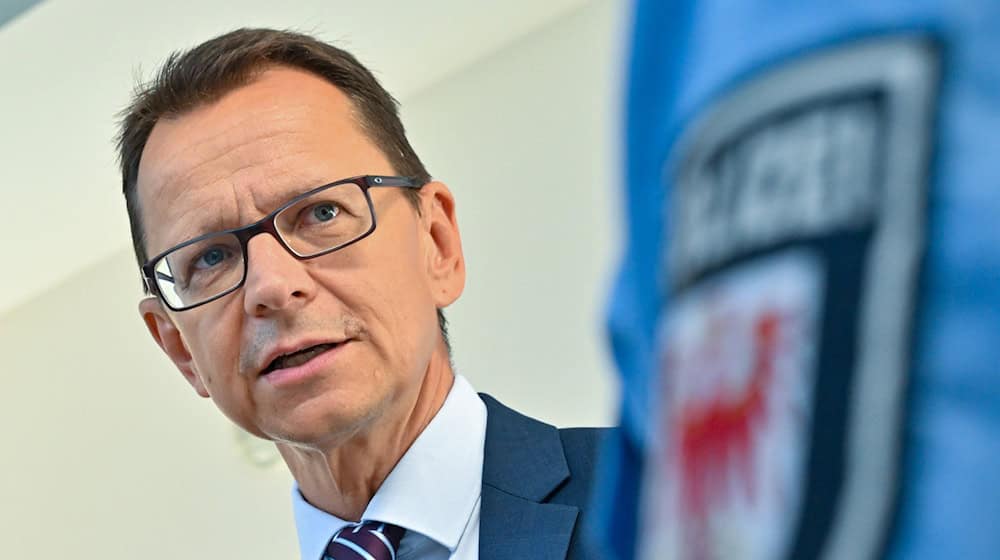 Der  Leiter der Verfassungsschutzabteilung, Jörg Müller, ist mit sofortiger Wirkung von der Führung der Dienstgeschäfte entbunden. (Archivbild) / Foto: Patrick Pleul/dpa