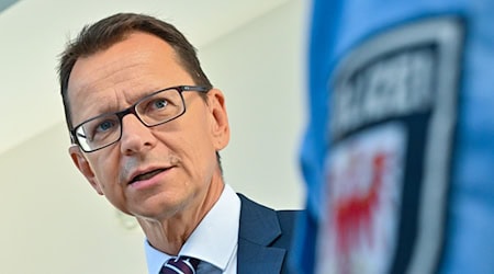 Der  Leiter der Verfassungsschutzabteilung, Jörg Müller, ist mit sofortiger Wirkung von der Führung der Dienstgeschäfte entbunden. (Archivbild) / Foto: Patrick Pleul/dpa