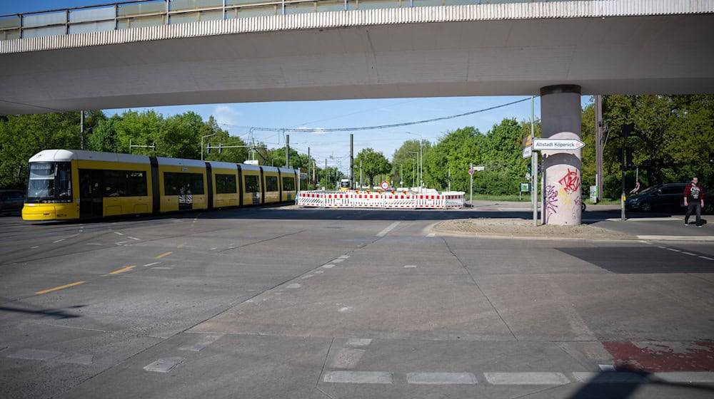 Auch der Bereich unter der Brücke an der Wuhlheide ist für den Verkehr gesperrt. (Archivbild) / Foto: Hannes P Albert/dpa
