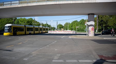 Auch der Bereich unter der Brücke an der Wuhlheide ist für den Verkehr gesperrt. (Archivbild) / Foto: Hannes P Albert/dpa
