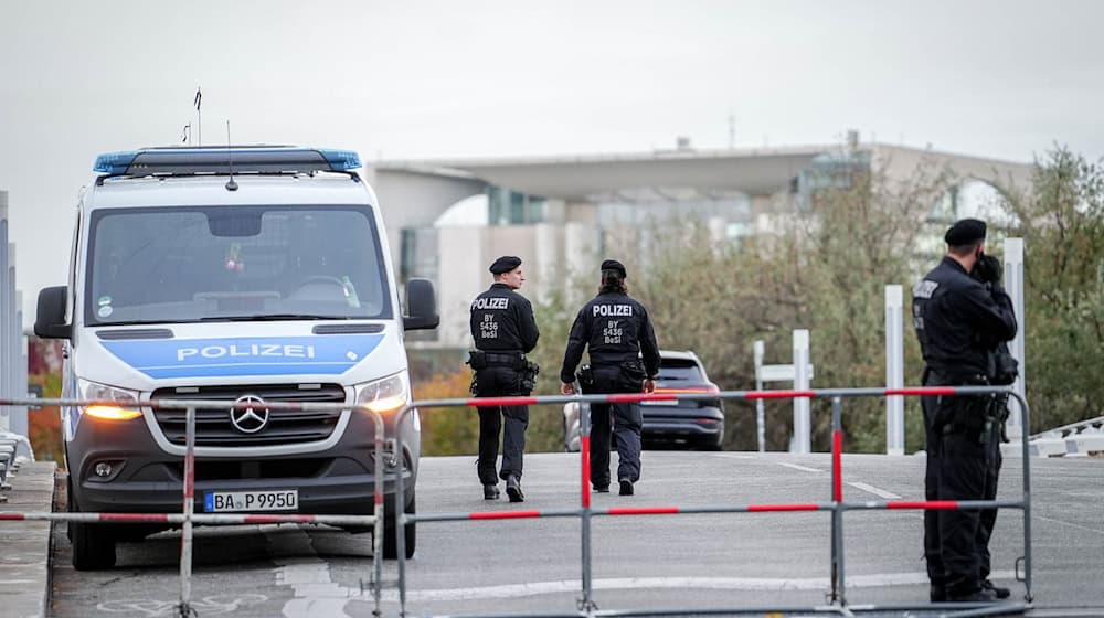 Auch im vergangenen Jahr kam es beim Selenskyj-Besuch zu Verkehrseinschränkungen - hier eine Absperrung im Regierungsviertel. (Archivbild) / Foto: Kay Nietfeld/dpa
