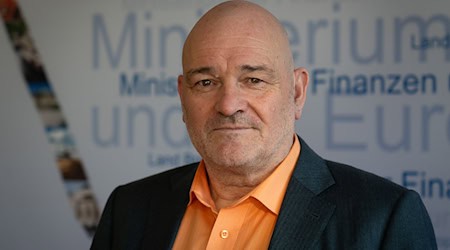 Finanzminister und Vize-Ministerpräsident Robert Crumbach vom BSW stellt sich an die Seite der Innenministerin, die nach der Entlassung des Verfassungsschutzchefs in der Kritik steht. (Archivbild)  / Foto: Soeren Stache/dpa