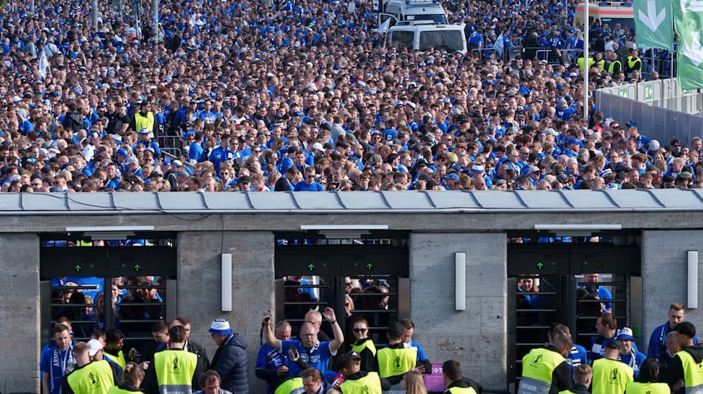 Die Probleme beim Einlass der Bielefeld-Fans werden aufgearbeitet, kündigte der Berliner Senat an.  / Foto: Sören Stache/dpa