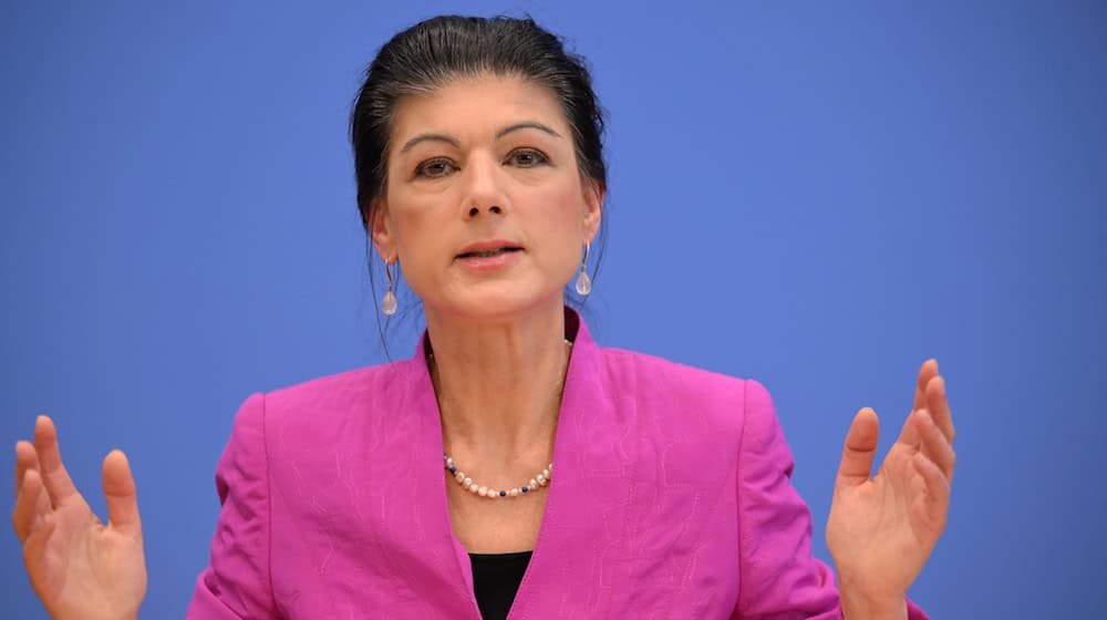 BSW-Chefin Sahra Wagenknecht erhob auch Vorwürfe gegen das zuständige Gericht. (Archivbild) / Foto: Sören Stache/dpa