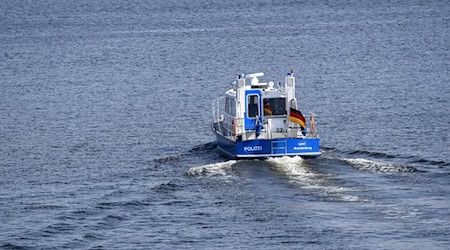 Der Sommer ist für die Wasserschutzpolizei Hauptsaison. (Symbolbild) / Foto: Ralf Hirschberger/dpa