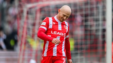 Kurz vor dem brisanten Duell mit Hansa Rostock suspendiert Energie Cottbus Maximilian Kraus.  / Foto: Robert Michael/dpa