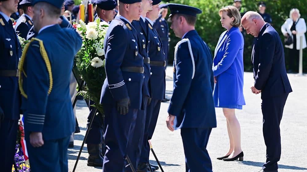 Berlins Regierender Bürgermeister Kai Wegner (rechts) würdigte den Einsatz der Alliierten während der Berliner Luftbrücke.  / Foto: Sebastian Christoph Gollnow/dpa