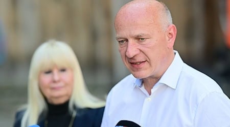 Der Regierende Bürgermeister Kai Wegner ist am 1. Mai unterwegs, um den Einsatzkräften den Rücken zu stärken. / Foto: Sebastian Christoph Gollnow/dpa