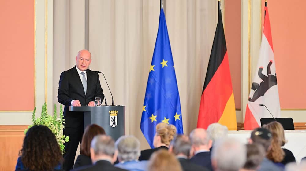 Berlins Regierender Bürgermeister findet beim Gedenken an das Kriegsende vor 80 Jahren mahnende Worte.  / Foto: Sebastian Christoph Gollnow/dpa