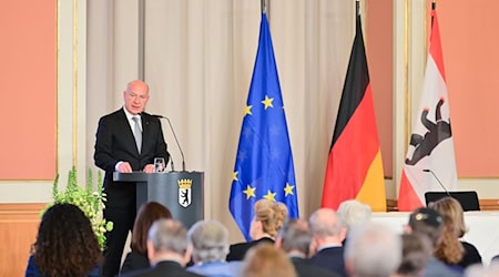 Berlins Regierender Bürgermeister findet beim Gedenken an das Kriegsende vor 80 Jahren mahnende Worte.  / Foto: Sebastian Christoph Gollnow/dpa