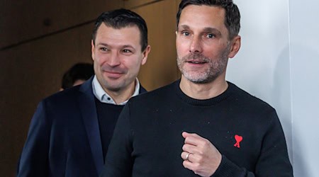 Trainer Stefan Leitl (r) von Hertha BSC hätte gerne weitergespielt -Sportdirektor Benjamin Weber freut sich auf die neue Spielzeit. / Foto: Andreas Gora/dpa
