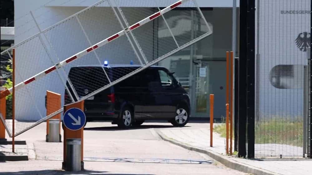 Die Bundesanwaltschaft lässt die Beschuldigten nach Karlsruhe bringen. / Foto: Philipp von Ditfurth/dpa