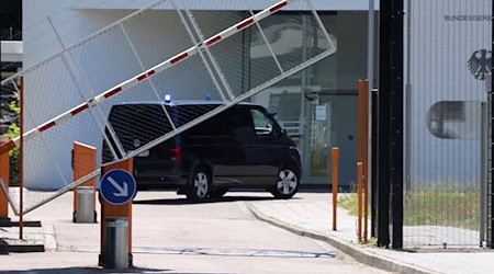 Die Bundesanwaltschaft lässt die Beschuldigten nach Karlsruhe bringen. / Foto: Philipp von Ditfurth/dpa