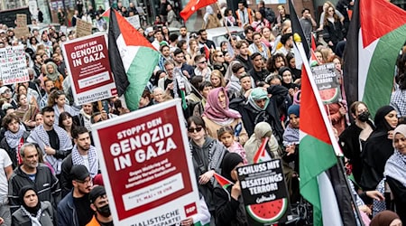 Im Mai 2024 zieht eine propalästinensische Demonstration durch Berlin.  / Foto: Fabian Sommer/dpa