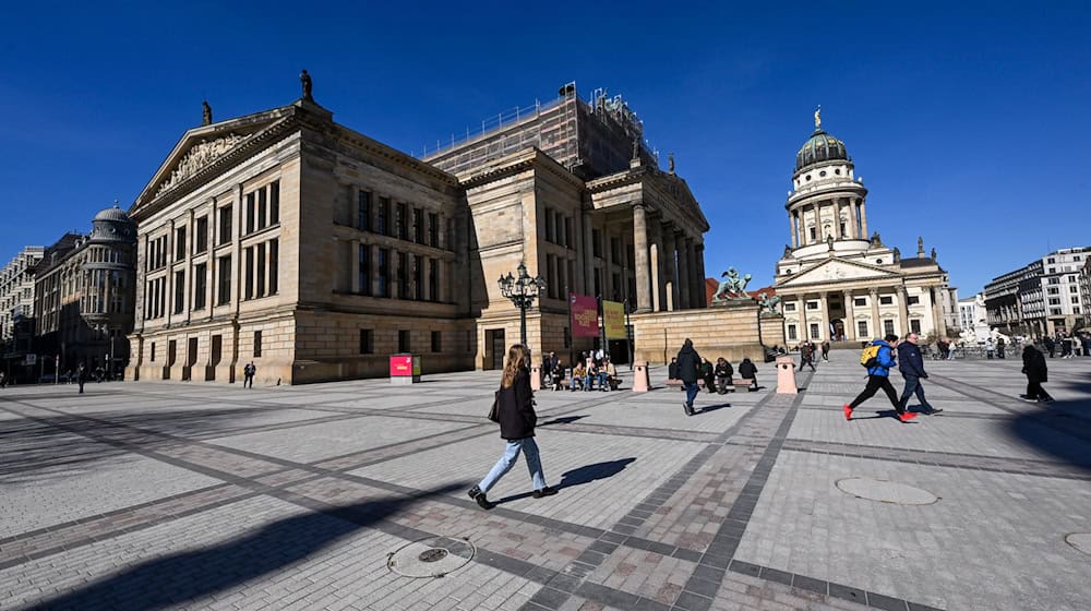 Berliner Gastronomen wünschen sich die Möglichkeit, Tische und Stühle auf den Gendarmenmarkt zu stellen - möglichst ohne Befristung. (Archivfoto) / Foto: Jens Kalaene/dpa