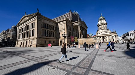 Berliner Gastronomen wünschen sich die Möglichkeit, Tische und Stühle auf den Gendarmenmarkt zu stellen - möglichst ohne Befristung. (Archivfoto) / Foto: Jens Kalaene/dpa