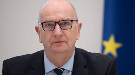 Brandenburgs Ministerpräsident Dietmar Woidke sieht eine «große Herausforderung für alle, die die Ehre haben, in einer Demokratie Verantwortung tragen zu dürfen». (Archivbild) / Foto: Soeren Stache/dpa