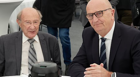 Brandenburgs Ministerpräsident Dietmar Woidke (r, SPD) traf in Sachsenhausen Zeitzeugen. / Foto: Joerg Carstensen/dpa