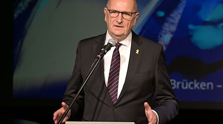Brandenburgs Ministerpräsident Dietmar Woidke (SPD) appelliert an die Hamas und an Israel, die Zivilbevölkerung in Gaza  zu schützen. (Archivbild) / Foto: Michael Bahlo/dpa