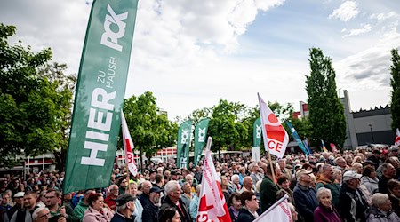 Bei einer Kundgebung fordern Demonstranten die Zukunftssicherung für die Ölraffinerie PCK in Schwedt, die als Folge des russischen Angriffskriegs auf die Ukraine in wirtschaftliche Schwierigkeiten geriet. / Foto: Fabian Sommer/dpa