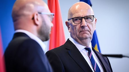 Dietmar Woidke hat seinen neuen Innenminister, René Wilke, vorgestellt. / Foto: Bernd von Jutrczenka/dpa
