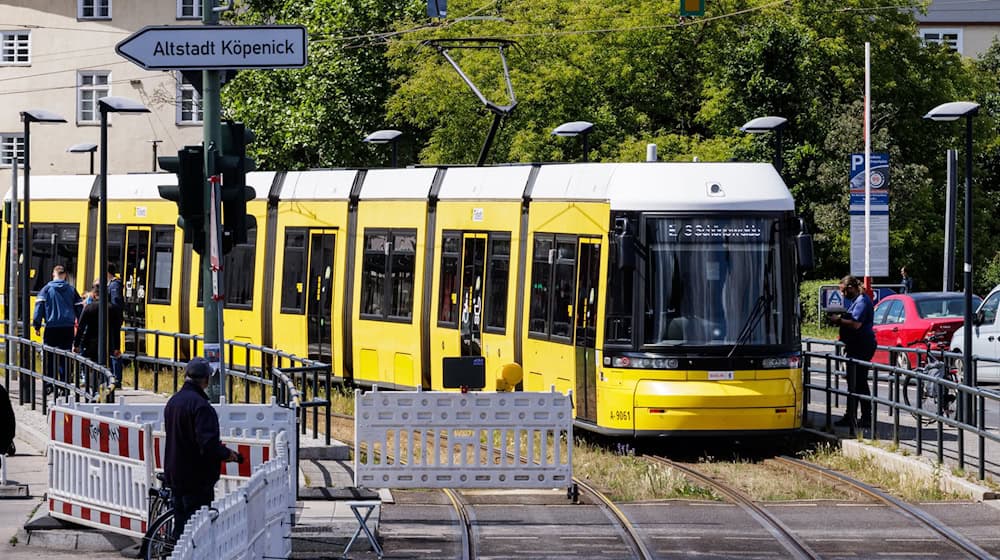 Eine Straßenbahn fährt in den gesicherten Bereich an der gesperrten Brücke an der Wuhlheide im Ortsteil Oberschöneweide.  / Foto: Carsten Koall/dpa