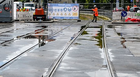 Die ersten Straßenbahnen sollen am Donnerstagmorgen wieder rollen.  / Foto: Jens Kalaene/dpa