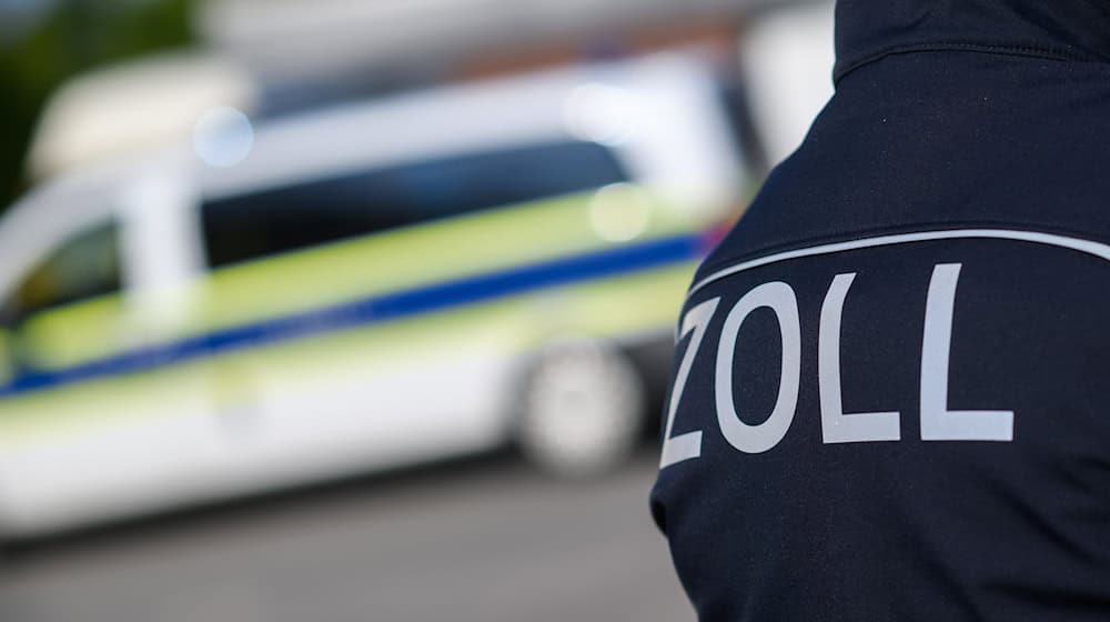 Der Zoll kontrolliert wegen möglicher Schwarzarbeit in einem Einkaufszentrum am Potsdamer Platz in Berlin. (Archivbild)  / Foto: Julian Stratenschulte/dpa