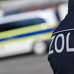 Der Zoll kontrolliert wegen möglicher Schwarzarbeit in einem Einkaufszentrum am Potsdamer Platz in Berlin. (Archivbild)  / Foto: Julian Stratenschulte/dpa