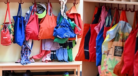 An den Brandenburger Kitas betreut eine Erzieherin im Schnitt mehr als vier Kinder. (Symbolbild) / Foto: Jens Kalaene/dpa