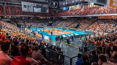 Volles Haus bei den Berlin Volleys / Foto: Andreas Gora/dpa