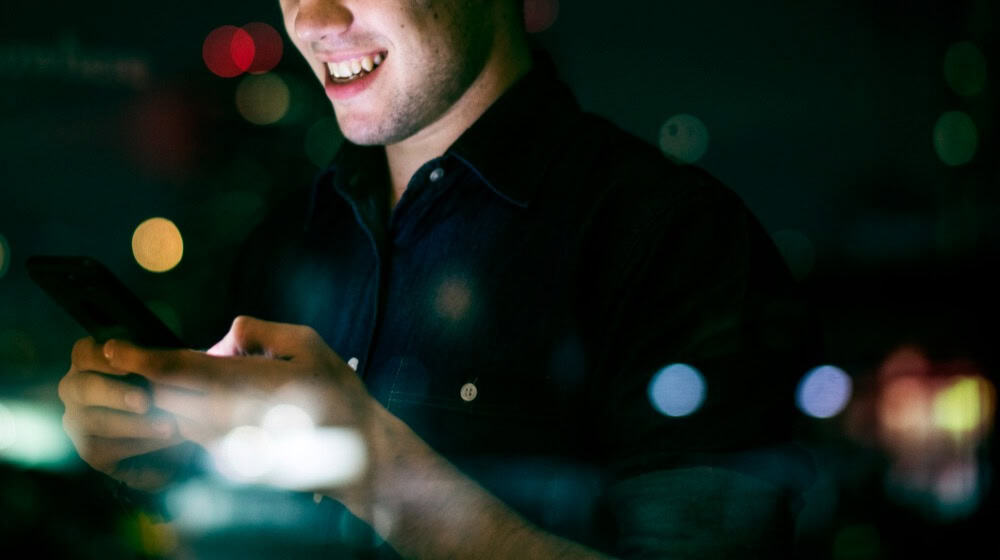 Wer mobil spielt, sollte auf sichere Apps und Lizenz achten. / Bild: rawpixel.com auf unsplash.com
