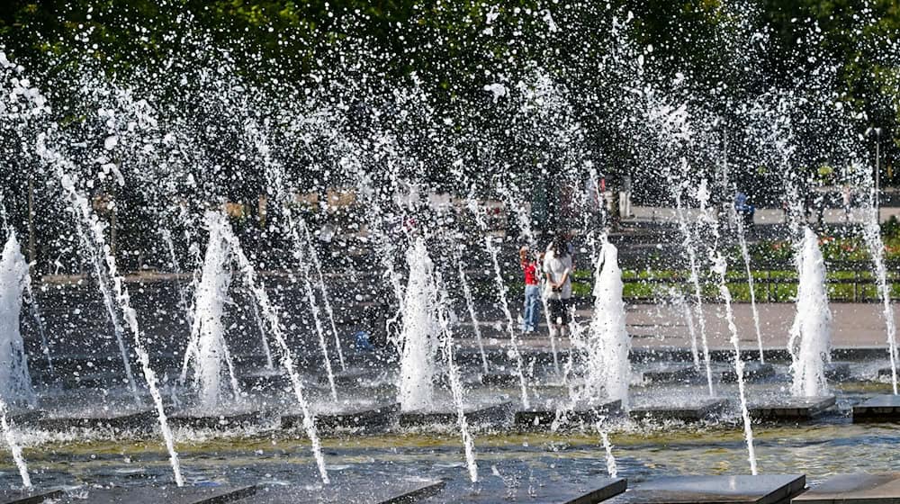  An zahlreichen Orten in Berlin gibt es Wasserspielplätze, Planschen oder Pumpen. (Archivbild) / Foto: Jens Kalaene/dpa