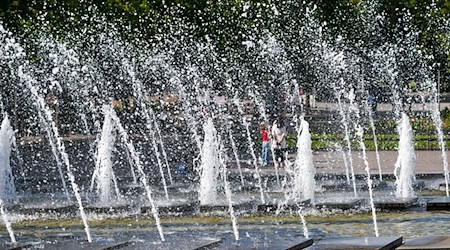  An zahlreichen Orten in Berlin gibt es Wasserspielplätze, Planschen oder Pumpen. (Archivbild) / Foto: Jens Kalaene/dpa
