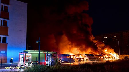 Fast 100 Einsatzkräfte sind bei der Brandbekämpfung zum Einsatz gekommen.  / Foto: Michael Ukas/dpa