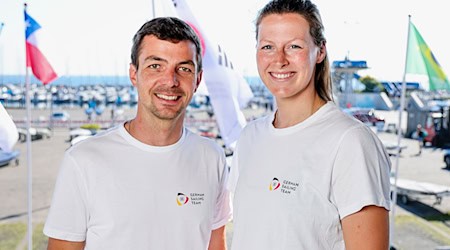 Simon Diesch (l) und Anna Markfort segelten zu WM-Silber.  / Foto: Frank Molter/dpa