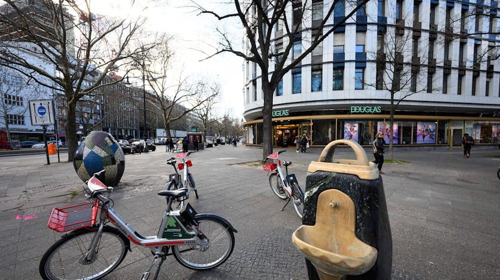 Direkt am Kurfürstendamm soll Harald Juhnke seinen eigenen Platz bekommen. (Archivbild) / Foto: Bernd von Jutrczenka/dpa
