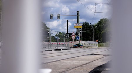 Bald sollen hier wieder Autos fahren können. (Archivbild) / Foto: Carsten Koall/dpa